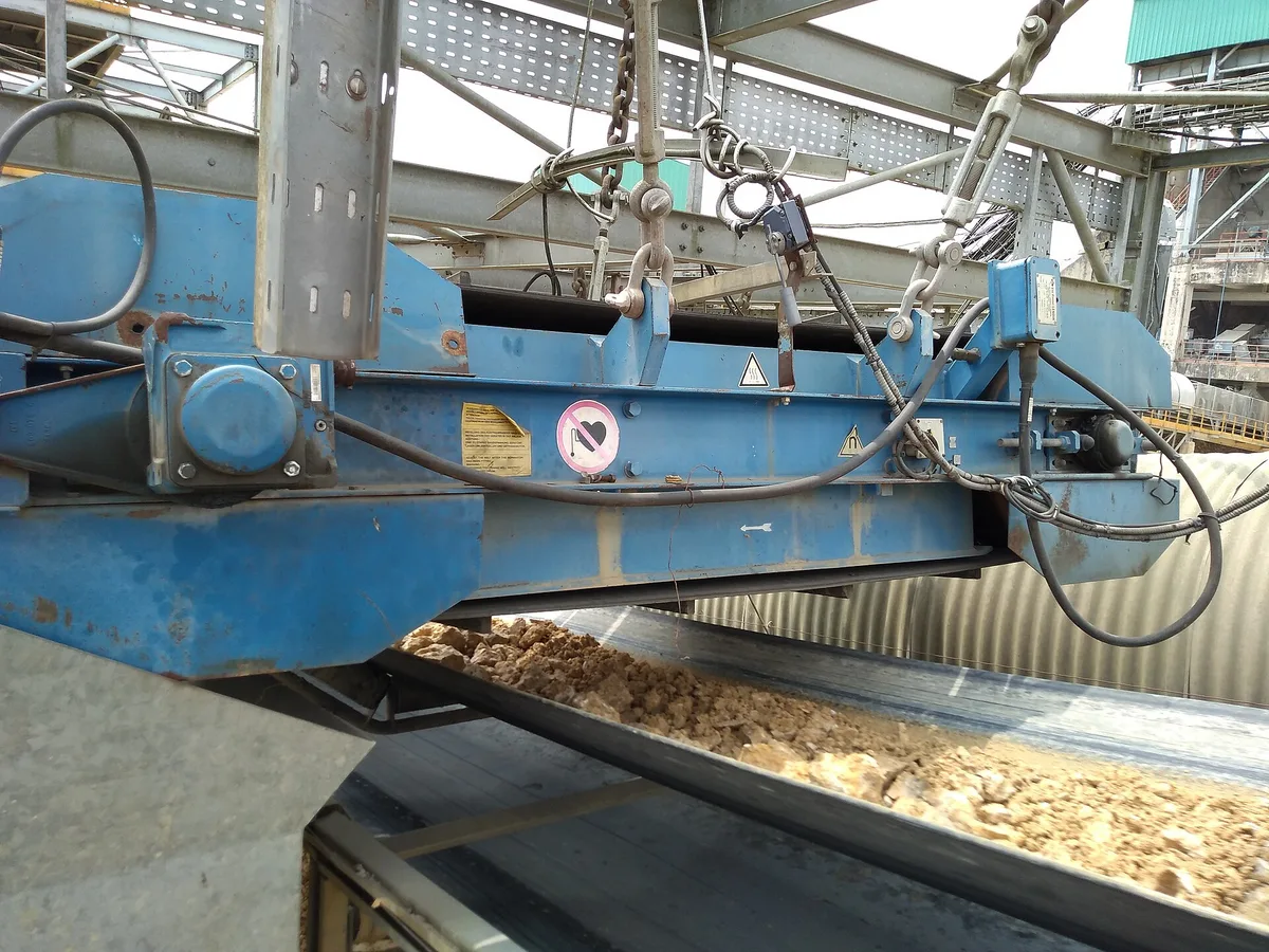 Overband magnetic separator above a conveyor belt